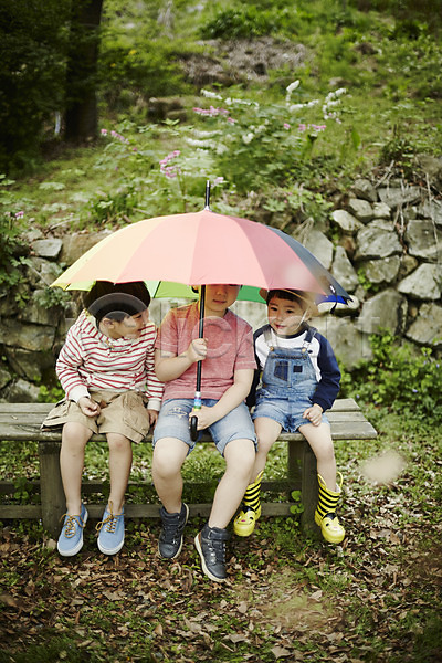 다정 천진난만 세명 소년 소년만 어린이 한국인 JPG 앞모습 포토 들기 벤치 숲 앉기 야외 야외활동 어린이라이프 우산 전신 주간 형제