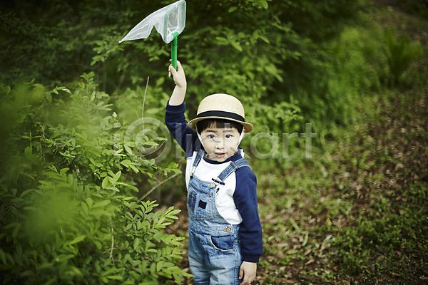천진난만 소년 소년만 어린이 한국인 한명 JPG 앞모습 포토 들기 밀짚모자 상반신 서기 숲 야외 야외활동 어린이라이프 주간 채집망