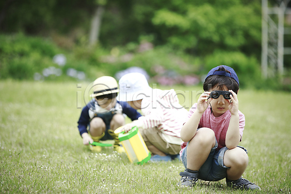 천진난만 체험학습 세명 소년 소년만 어린이 한국인 JPG 앞모습 포토 관찰 숲 쌍안경 앉기 야외 야외활동 어린이라이프 잔디 전신 주간 채집망 형제