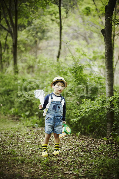 천진난만 체험학습 소년 소년만 어린이 한국인 한명 JPG 앞모습 포토 들기 서기 숲 야외 야외활동 어린이라이프 전신 주간 채집망