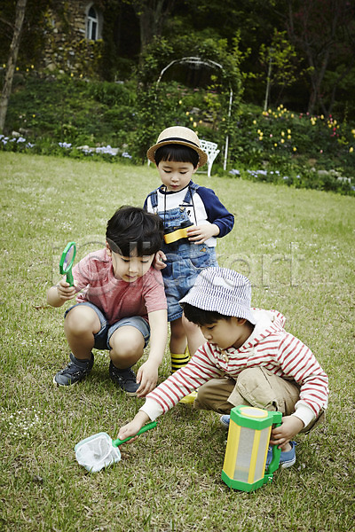 천진난만 체험학습 세명 소년 소년만 어린이 한국인 JPG 앞모습 포토 밀짚모자 서기 숲 앉기 야외 야외활동 어린이라이프 잔디 전신 주간 채집망 형제