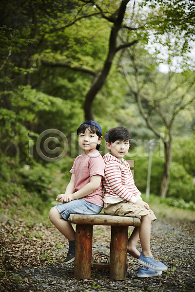 천진난만 두명 소년 소년만 어린이 한국인 JPG 옆모습 포토 등맞대기 모자(잡화) 미소(표정) 숲 앉기 야외 야외활동 어린이라이프 의자 전신 주간 형제