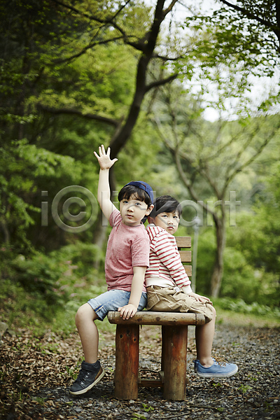천진난만 두명 소년 소년만 어린이 한국인 JPG 옆모습 포토 등맞대기 모자(잡화) 미소(표정) 손인사 숲 앉기 야외 야외활동 어린이라이프 의자 전신 주간 형제