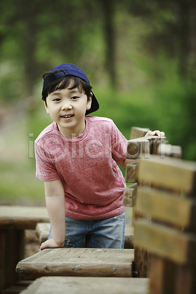 천진난만 소년 소년만 어린이 한국인 한명 JPG 앞모습 포토 벤치 상반신 서기 숲 야외 야외활동 어린이라이프 주간
