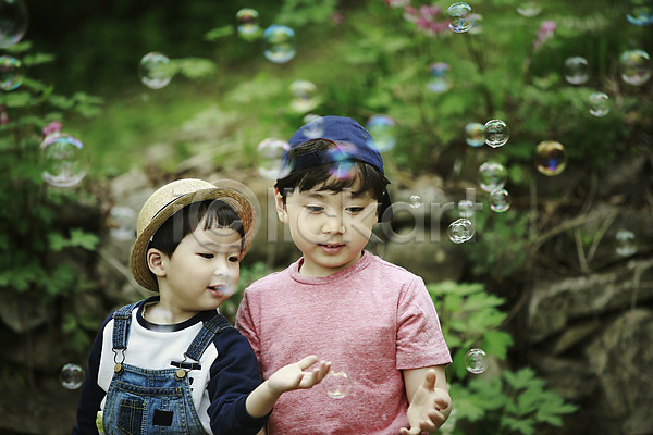 즐거움 천진난만 두명 소년 소년만 어린이 한국인 JPG 앞모습 포토 놀이 미소(표정) 밀짚모자 비눗방울 상반신 서기 숲 야외 야외활동 어린이라이프 주간 형제