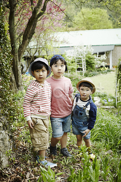 천진난만 체험학습 세명 소년 소년만 어린이 한국인 JPG 앞모습 포토 밀짚모자 서기 숲 야외 야외활동 어린이라이프 응시 전신 주간 형제