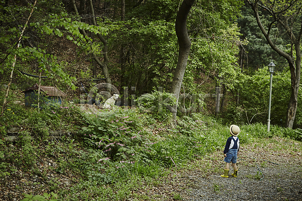 천진난만 소년 소년만 어린이 한국인 한명 JPG 뒷모습 포토 개 서기 숲 숲길 야외 야외활동 어린이라이프 응시 전신 주간 한마리
