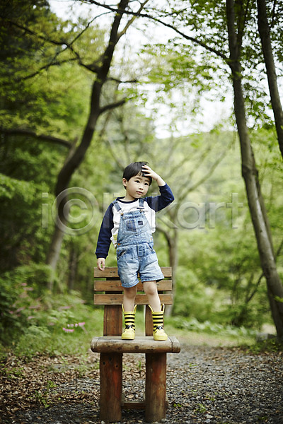 천진난만 소년 소년만 어린이 한국인 한명 JPG 앞모습 포토 서기 숲 야외 야외활동 어린이라이프 의자 전신 주간