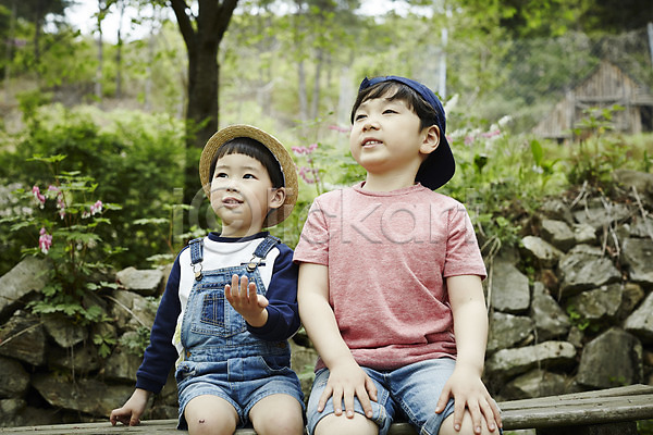 천진난만 두명 소년 소년만 어린이 한국인 JPG 앞모습 포토 밀짚모자 벤치 상반신 숲 앉기 야외 야외활동 어린이라이프 응시 주간 형제