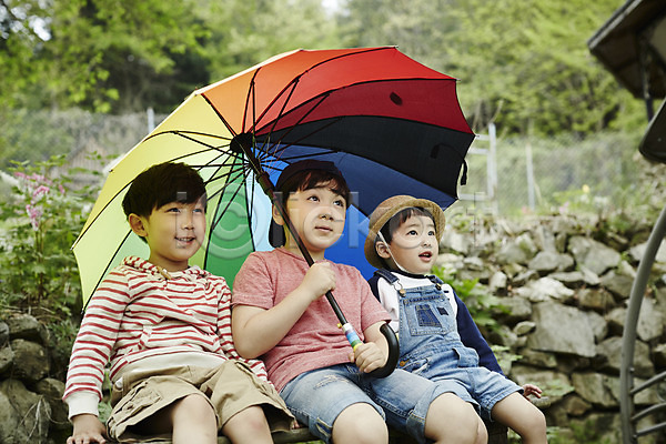 천진난만 세명 소년 소년만 어린이 한국인 JPG 앞모습 포토 들기 밀짚모자 벤치 상반신 숲 앉기 야외 야외활동 어린이라이프 우산 주간 형제