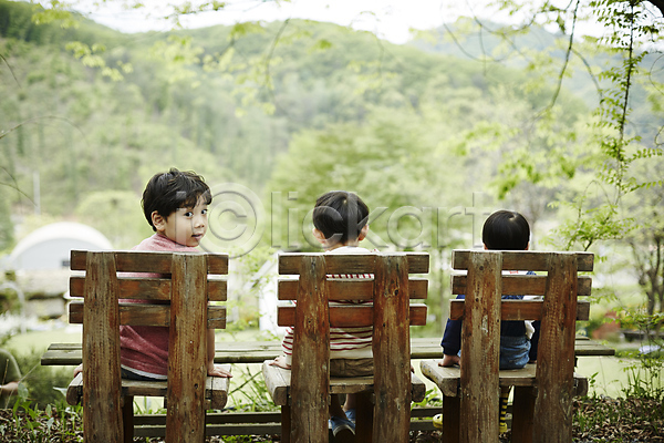 천진난만 휴식 세명 소년 소년만 어린이 한국인 JPG 뒷모습 포토 뒤돌아보기 상반신 숲 앉기 야외 야외활동 어린이라이프 의자 주간 형제