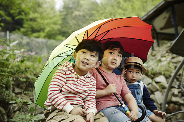 천진난만 세명 소년 소년만 어린이 한국인 JPG 앞모습 포토 들기 밀짚모자 벤치 상반신 숲 앉기 야외 야외활동 어린이라이프 우산 주간 형제