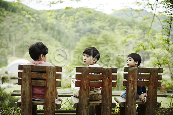 천진난만 휴식 세명 소년 소년만 어린이 한국인 JPG 뒷모습 포토 상반신 숲 앉기 야외 야외활동 어린이라이프 의자 주간 형제