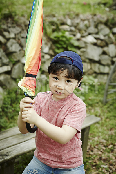 천진난만 소년 소년만 어린이 한국인 한명 JPG 앞모습 포토 들기 미소(표정) 상반신 서기 숲 야외 야외활동 어린이라이프 우산 장난 주간