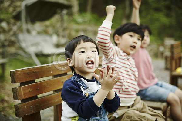 즐거움 천진난만 세명 소년 소년만 어린이 한국인 JPG 아웃포커스 앞모습 포토 박수 발표 상반신 손들기 숲 앉기 야외 야외활동 어린이라이프 의자 주간 형제