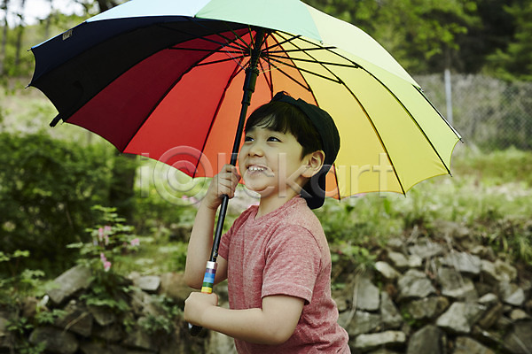 즐거움 천진난만 소년 소년만 어린이 한국인 한명 JPG 옆모습 포토 들기 미소(표정) 상반신 서기 숲 야외 야외활동 어린이라이프 우산 주간
