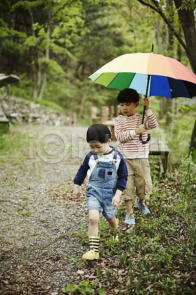 천진난만 두명 소년 소년만 어린이 한국인 JPG 앞모습 포토 걷기 들기 숲 야외 야외활동 어린이라이프 우산 장화 전신 주간 형제