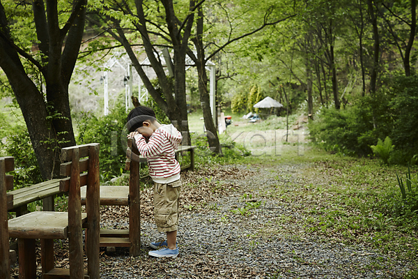 천진난만 소년 소년만 어린이 한국인 한명 JPG 옆모습 포토 서기 숲 야외 야외활동 어린이라이프 의자 전신 주간