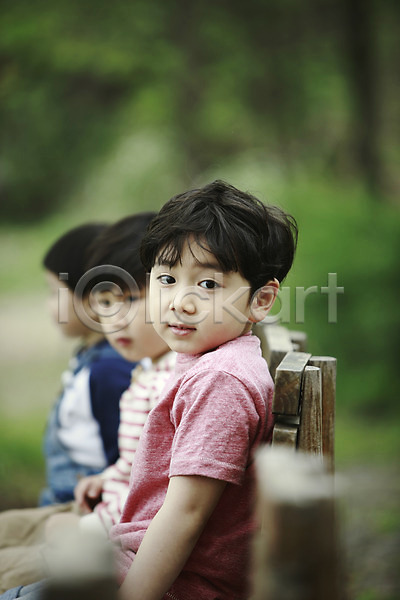 천진난만 세명 소년 소년만 어린이 한국인 JPG 아웃포커스 옆모습 포토 상반신 숲 앉기 야외 야외활동 어린이라이프 의자 주간 형제