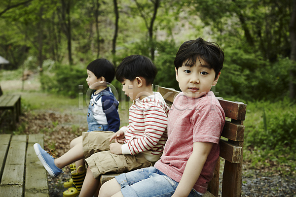 천진난만 세명 소년 소년만 어린이 한국인 JPG 옆모습 포토 미소(표정) 숲 앉기 야외 야외활동 어린이라이프 의자 전신 주간 형제