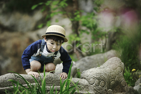 천진난만 소년 소년만 어린이 한국인 한명 JPG 앞모습 포토 관찰 돌다리 들기 밀짚모자 숲 앉기 야외 야외활동 어린이라이프 주간
