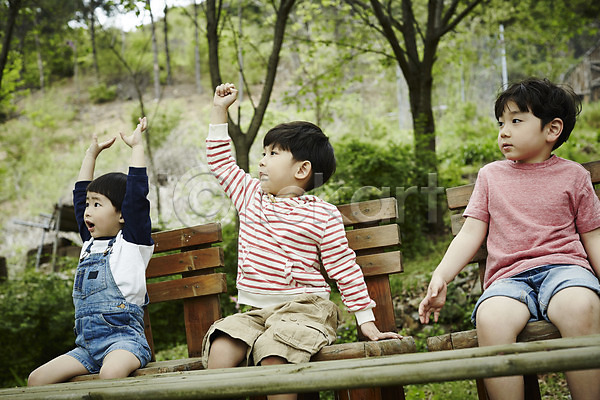 천진난만 세명 소년 소년만 어린이 한국인 JPG 앞모습 포토 발표 상반신 손들기 숲 앉기 야외 야외활동 어린이라이프 의자 주간 형제