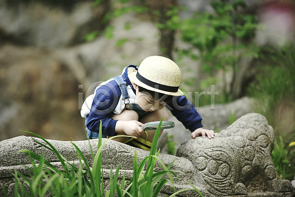 천진난만 소년 소년만 어린이 한국인 한명 JPG 앞모습 포토 관찰 돋보기 돌다리 들기 숲 앉기 야외 야외활동 어린이라이프 주간