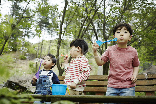 즐거움 천진난만 세명 소년 소년만 어린이 한국인 JPG 앞모습 포토 놀이 들기 불기 비눗방울 상반신 서기 숲 야외 야외활동 어린이라이프 의자 주간 형제