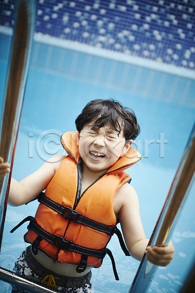 즐거움 천진난만 소년 소년만 어린이 한국인 한명 JPG 앞모습 포토 구명조끼 상반신 서기 수영장 실내 실내수영장 어린이라이프 찡그림