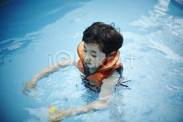 천진난만 소년 소년만 어린이 한국인 한명 JPG 앞모습 포토 구명조끼 상반신 수영 수영장 실내 실내수영장 어린이라이프