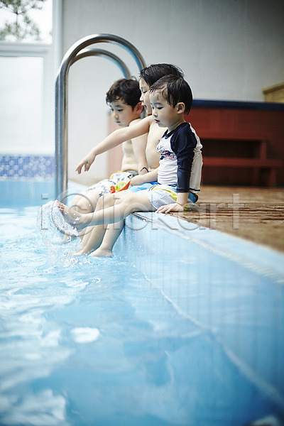 천진난만 세명 소년 소년만 어린이 한국인 JPG 옆모습 포토 놀이 물장구 수영장 실내 실내수영장 앉기 어린이라이프 전신 형제