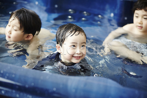 천진난만 세명 소년 소년만 어린이 한국인 JPG 앞모습 포토 미소(표정) 상반신 수영장 실내 실내수영장 어린이라이프 형제