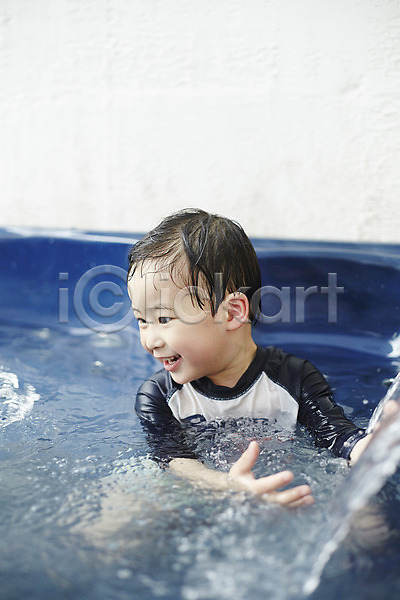 즐거움 천진난만 소년 소년만 어린이 한국인 한명 JPG 앞모습 포토 놀이 물놀이 미소(표정) 상반신 수영장 실내 실내수영장 앉기 어린이라이프