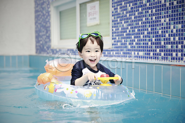 즐거움 천진난만 소년 소년만 어린이 한국인 한명 JPG 앞모습 포토 미소(표정) 상반신 선글라스 수영 수영장 실내 실내수영장 어린이라이프 튜브