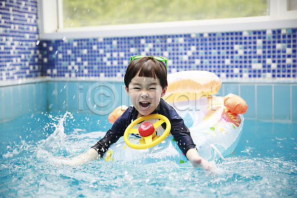 즐거움 천진난만 소년 소년만 어린이 한국인 한명 JPG 앞모습 포토 물장구 상반신 수영 수영장 실내 실내수영장 어린이라이프 튜브