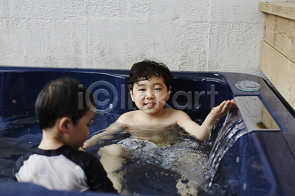 즐거움 천진난만 두명 소년 소년만 어린이 한국인 JPG 앞모습 포토 물놀이 미소(표정) 수영장 실내 실내수영장 앉기 어린이라이프 형제