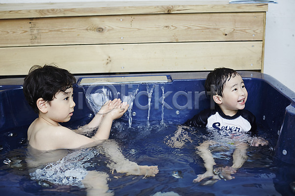 즐거움 천진난만 두명 소년 소년만 어린이 한국인 JPG 앞모습 포토 물놀이 미소(표정) 수영장 실내 실내수영장 앉기 어린이라이프 형제