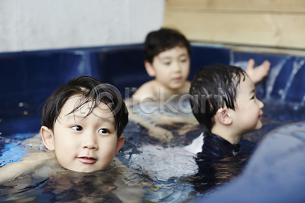 즐거움 천진난만 세명 소년 소년만 어린이 한국인 JPG 앞모습 옆모습 포토 상반신 수영장 실내 실내수영장 앉기 어린이라이프 형제