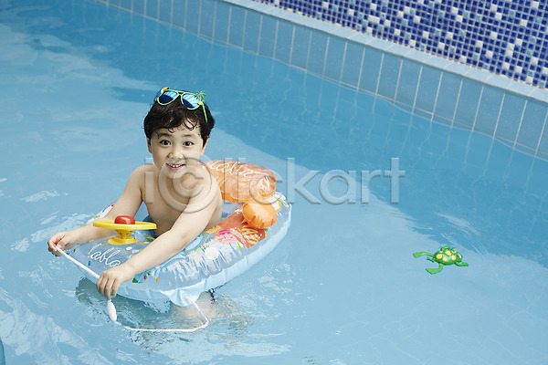 즐거움 천진난만 소년 소년만 어린이 한국인 한명 JPG 앞모습 포토 미소(표정) 상반신 선글라스 수영 수영장 실내 실내수영장 어린이라이프 튜브