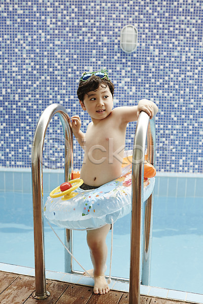 즐거움 천진난만 소년 소년만 어린이 한국인 한명 JPG 앞모습 포토 미소(표정) 서기 선글라스 수영장 실내 실내수영장 어린이라이프 전신 튜브