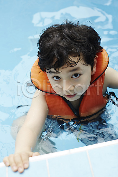 천진난만 소년 소년만 어린이 한국인 한명 JPG 앞모습 포토 구명조끼 상반신 수영장 실내 실내수영장 어린이라이프 잡기
