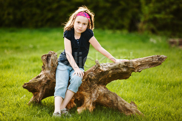 행복 백인 어린이 여자 한명 JPG 포토 해외이미지 나무 미소(표정) 앉기 야외 여름(계절) 자연 태양 해외202004