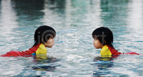 휴식 백인 아기 어린이 한명 JPG 포토 해외이미지 놀이 당구 물 수영 수영선수 오렌지 젖음 해외202004 휴가