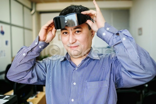 미래 혁명 남자 사람 성인 한명 3D JPG 포토 해외이미지 가상 가상현실 과학 기술 디지털 머리 비즈니스 비즈니스맨 사무실 사업가 산업 스크린 실내 안경 응시 인터페이스 전자 정보 직업 카메라 통신 해외202004 헤드폰 현실