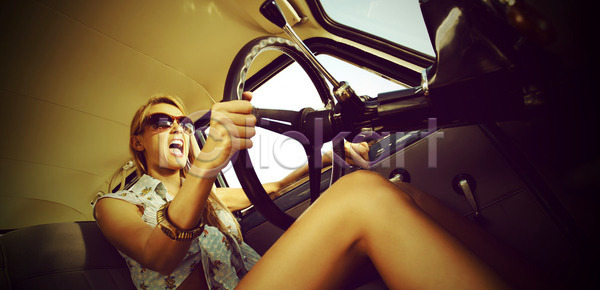 화려 20대 백인 사람 성인 여자 여자만 청소년 한명 JPG 포토 해외이미지 골동품 금발 긴머리 노려봄 라이프스타일 반항 비명 속도 시티라이프 운전 유행 자동차 해외202004 해외포토 핸들