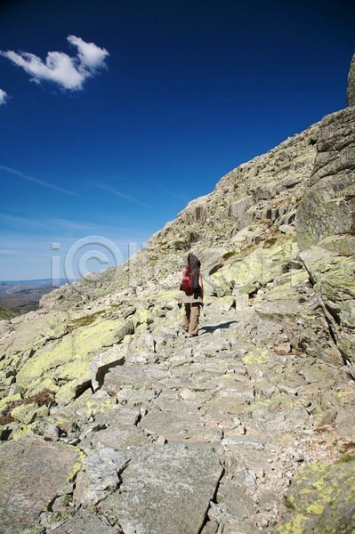 산책 자유 사람 여자 한명 JPG 포토 해외이미지 가방 계곡 길 라이프스타일 모험가 바위 방법 배낭 빨간색 산 선로 스페인 시골 야외 여행 유럽 자연 재킷 트래킹 팔 하이킹 해외202004 혼자 휴가