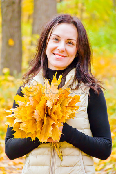 백인 여자 한명 JPG 포토 해외이미지 가을(계절) 갈색머리 검은색 봄 식물 여름(계절) 유럽 잎 표현 해외202004 허브 흰색