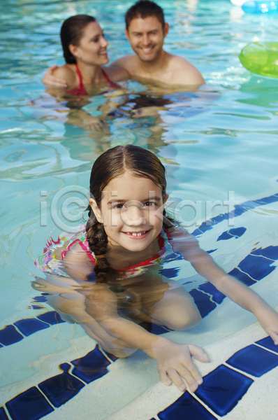 여유 남자 성인 세명 소녀(어린이) 어린이 여자 JPG 아웃포커스 앞모습 포토 해외이미지 가족 딸 미소(표정) 바캉스 상반신 수영장 실내 아빠 야외 엄마 여름(계절) 여름휴가 응시 주간 해외202004