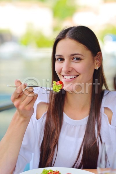 휴식 성인 성인여자한명만 여자 한명 JPG 앞모습 포토 해외이미지 데이트 들기 미소(표정) 바다 상반신 식당 식사 앉기 야외 여름(계절) 음식 해외202004