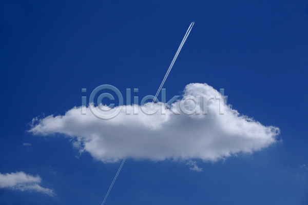 침묵 사람없음 JPG 포토 해외이미지 구름(자연) 루트 백그라운드 비행기 비행운 야외 어둠 제트기 주간 파란색 하늘 해외202004